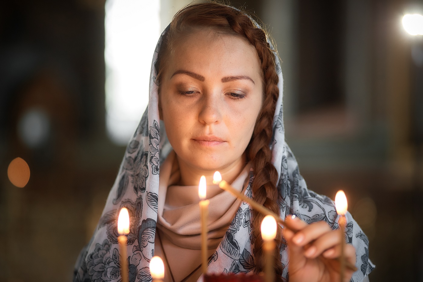 Женщина в платке в храме. Женщина в храме. Женщина молится. Православная женщина. Женщина молится в церкви.