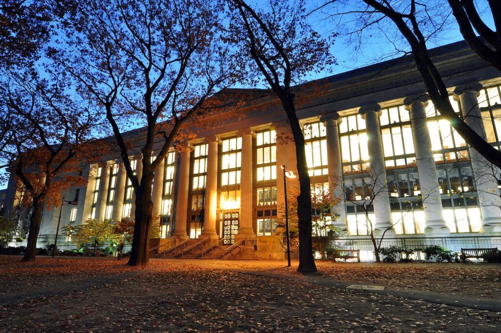 Harvard_Law_School_Library_in_Langdell_Hall_at_night